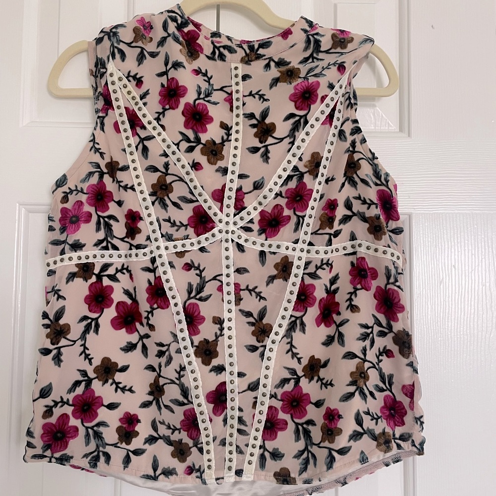 Women’s medium Joyfolie floral cap sleeve top